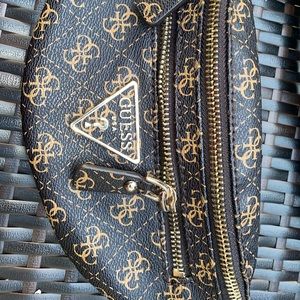 GUESS AUTHENTIC FANNY PACK !!
